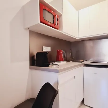 Charming With Terrace Apartment *