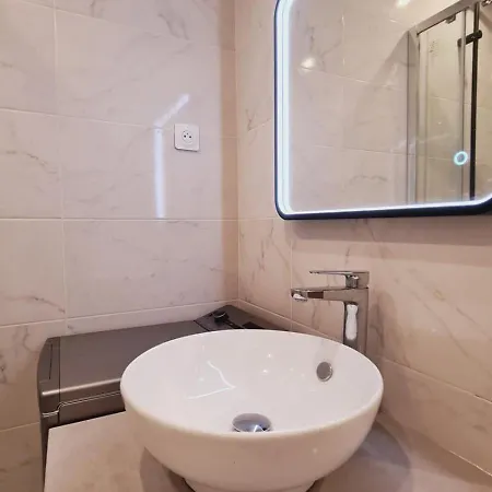 Charming With Terrace Apartment